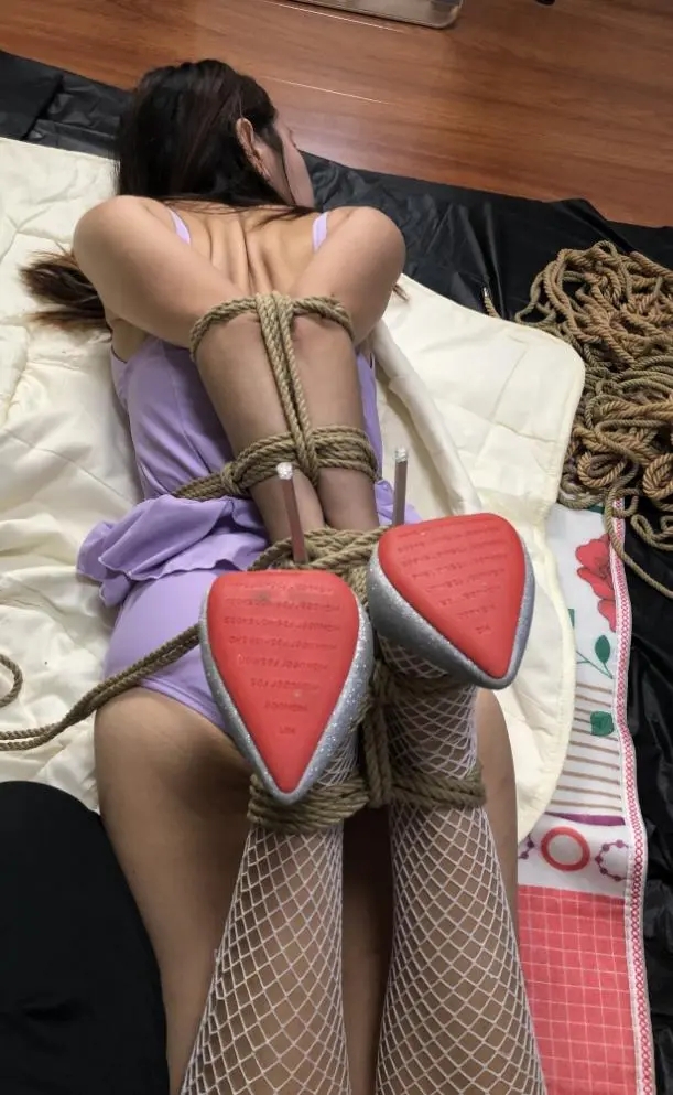奉天风华正茂女M彤彤第7次捆绑 直臂给整疼了 没坚持多久-2