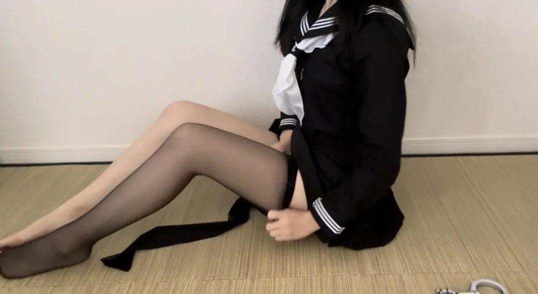 KIKI尝试各种服装，不时戴手铐-2