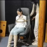 长靴牛仔裤美艳少妇被学生妹妹后手束缚M腿玩弄 脱裤虐档 百合 女女调教