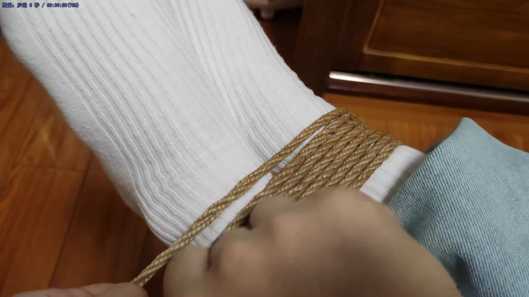 高颜值美女小鱼牛仔裤白袜放置-11