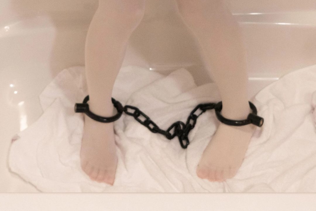 不良少女kiki在浴缸中被迫自己戴上镣铐，换袜子，挣扎并自己解开镣铐-7