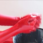 《原创》润滑液包裹全包紧身衣ZENTAI的手部特写