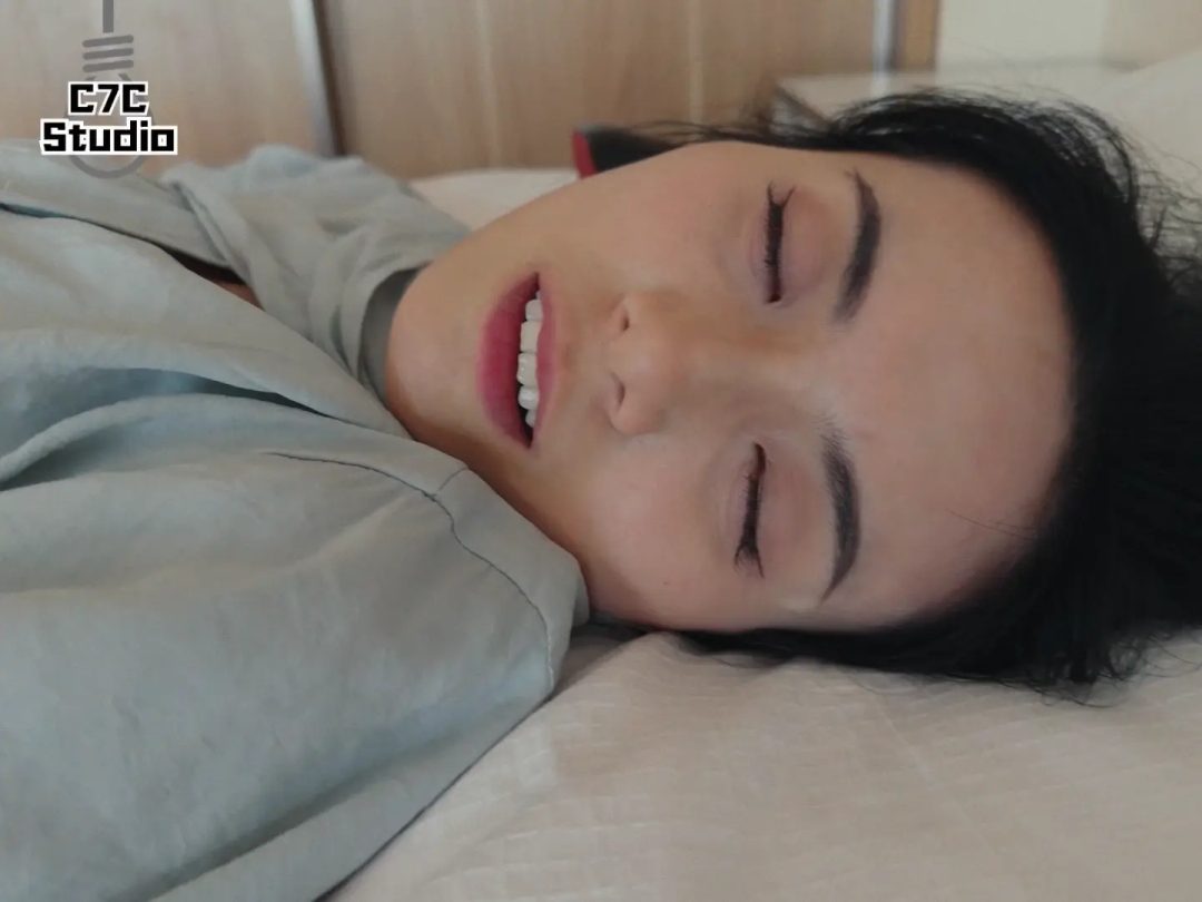 《丝袜连环杀手莎莎》漂亮肉丝小姐姐下班被连环杀手闷晕掐小姐姐翻白眼被玩脚-7