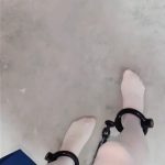 在地下室穿白丝囚服戴手铐脚镣，差点被发现（四合一）