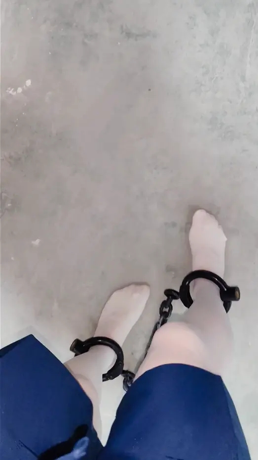 在地下室穿白丝囚服戴手铐脚镣，差点被发现（四合一）-4