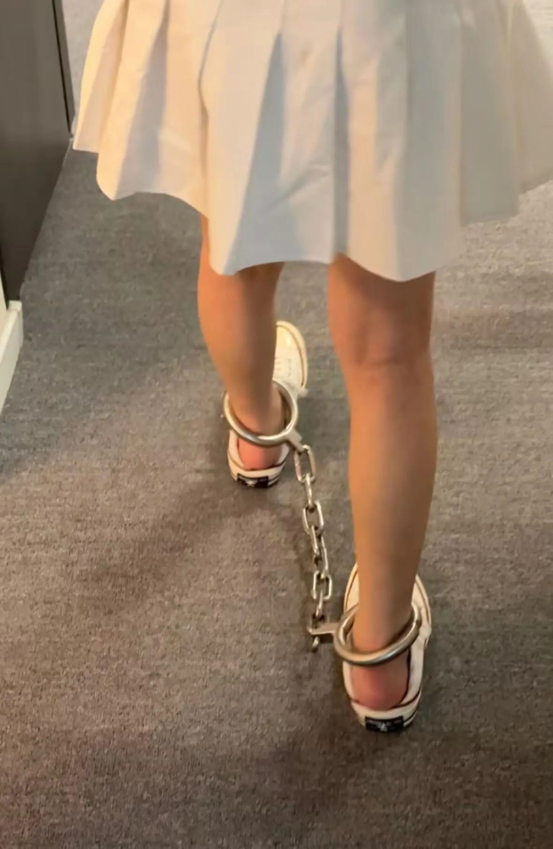 帆布鞋妹子脚镣佩戴体验测评-5