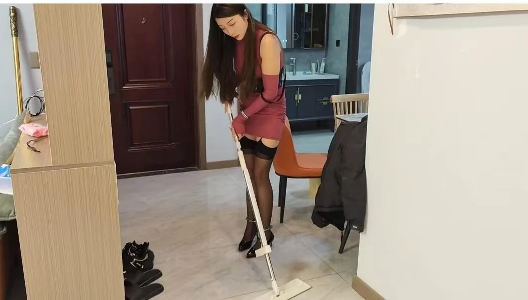 定拍佳佳带手铐脚铐打扫卫生-8
