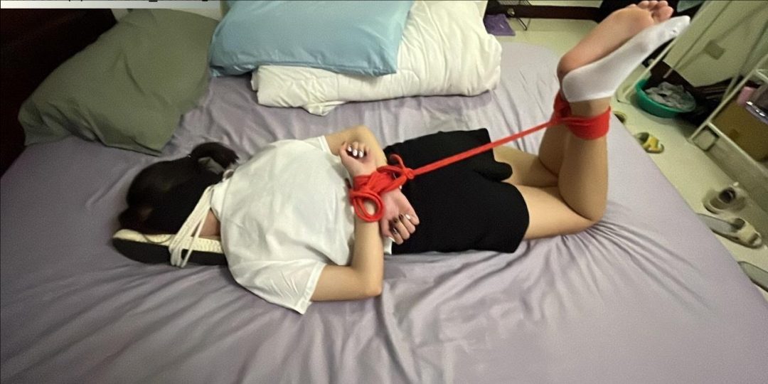台湾妹子 18岁 橙橙 高中毕业生 暑假打工 首拍 捆绑 tk 原味袜堵嘴 强迫闻鞋 搔痒脚底-3