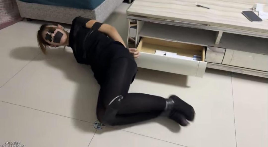 黑丝美女胶带脱缚寻物挑战-1