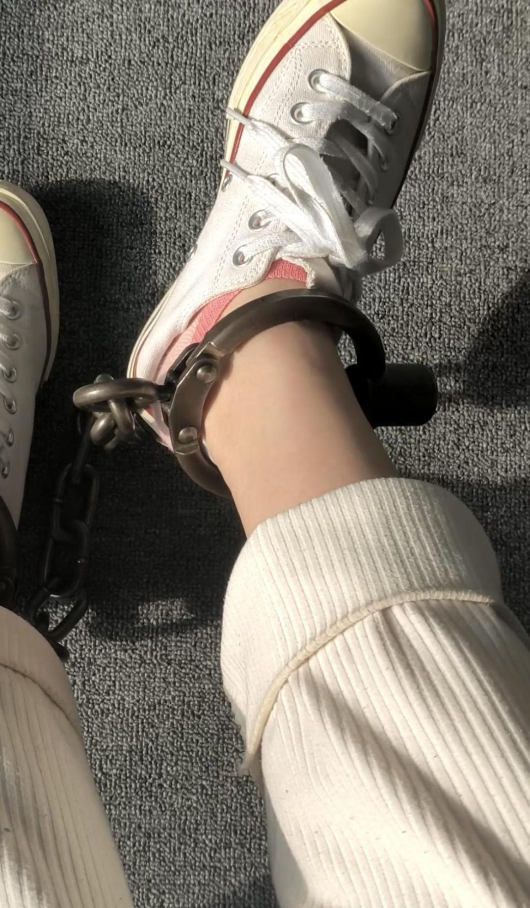 18岁高中妹子三天脚镣体验-1