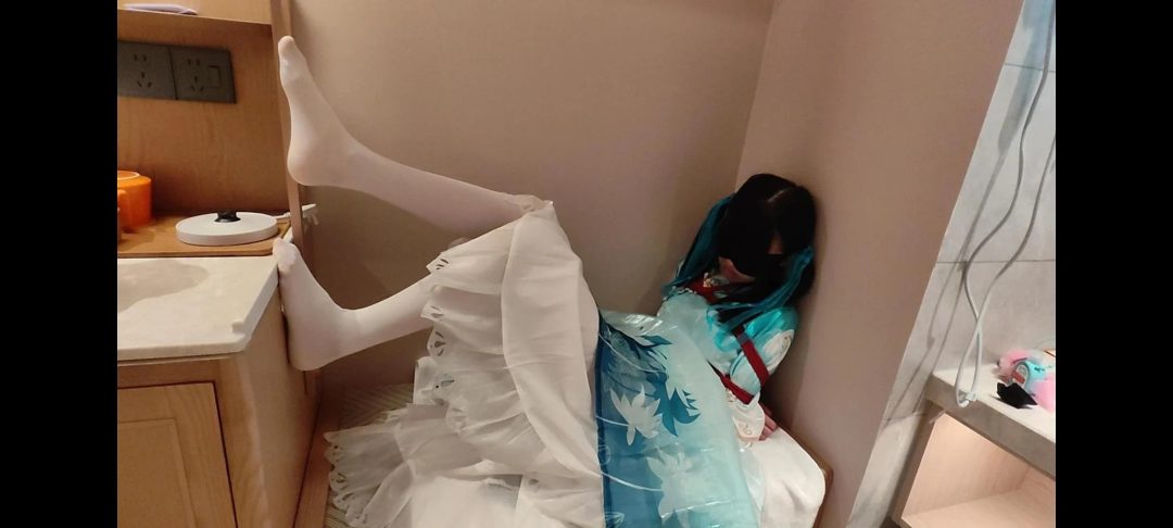 【牧诗原创】霄酱西施诗语江南cos过膝白丝，捆绑过程+衣柜上蜷缩振动展示白丝，然后跪在上面嘴里叼着裙角，每次掉下来都要受到处罚-1