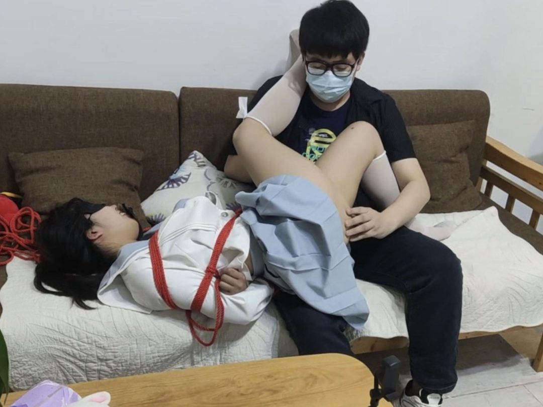 【松子】【旋转观看】和18岁小女生松子的进一步接触，解开她的衣扣试试手感，羞耻上位，挑动玩弄大腿内侧触摸她最敏感的部分，拍打屁股，强制吊脚激发欲望。-9