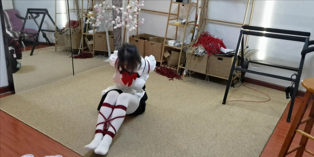 苏式校服直臂紧缚放置，海绵球加胶带堵嘴，双手也被缠成球球-3