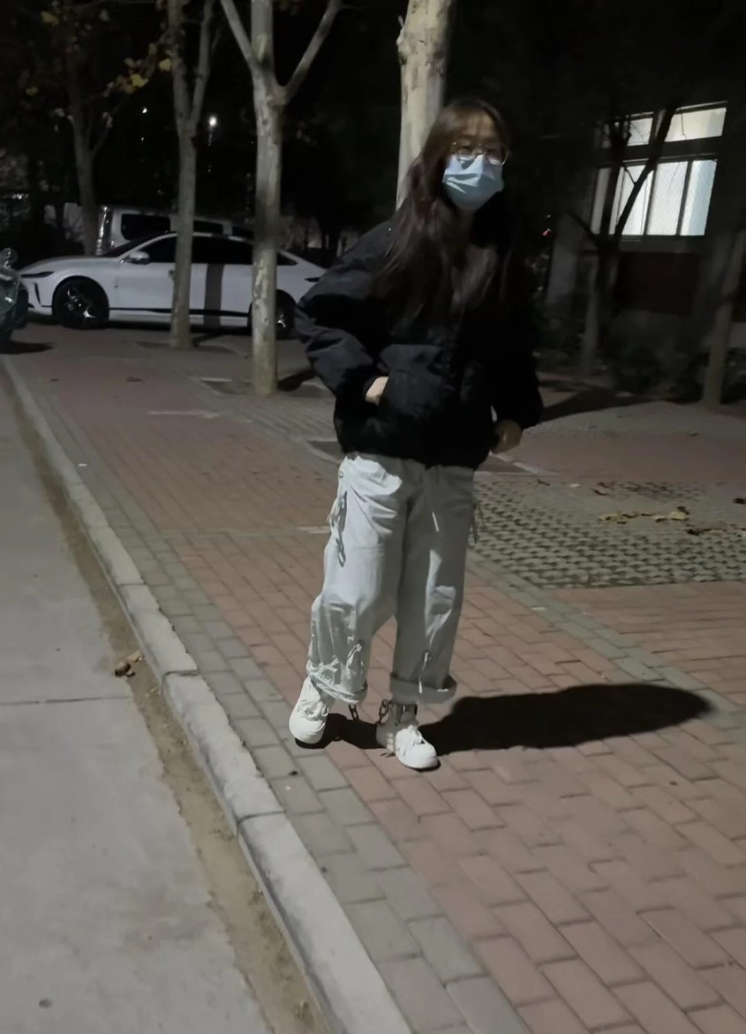 在校大二女生教室玩脚镣-戴镣在校园走路-6