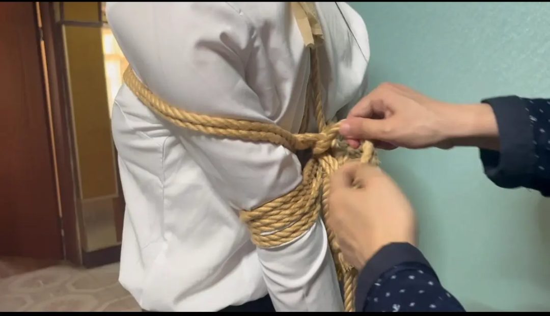 柳洋被入室捆绑 驷马 俯卧 堵嘴 口球 挣扎 直臂 口球 捆绑-5