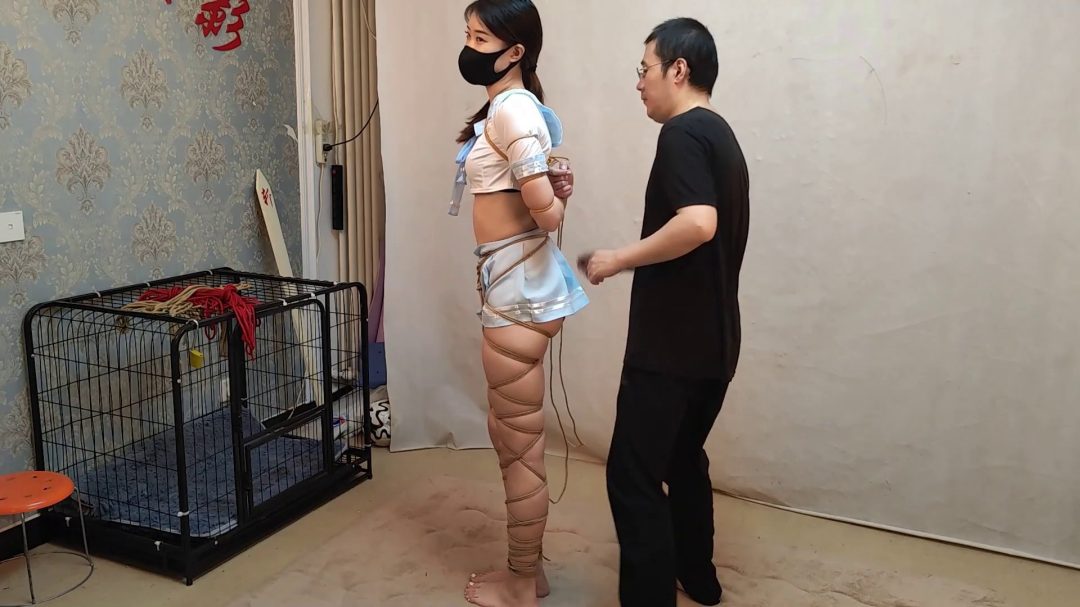 杨蕊超短学生服全身紧缚 满身的绳痕-1