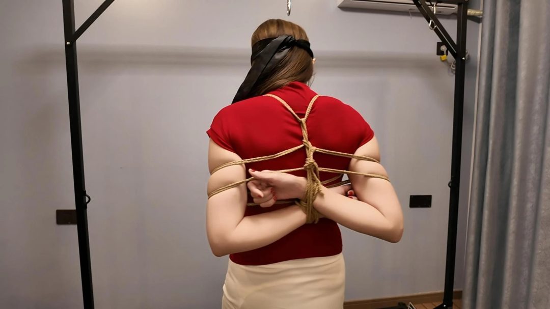 约拍之红衣吊带袜调 单腿吊 口球 溜狗 鞭打-5
