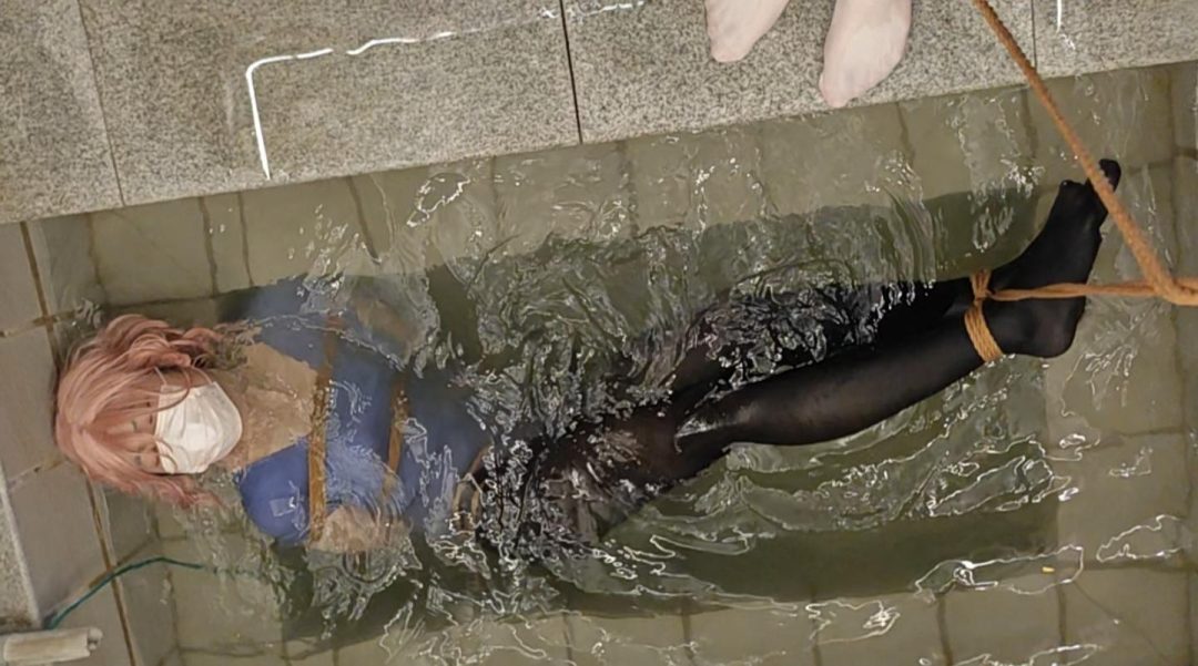 汤泉单腿缚＋水刑-1