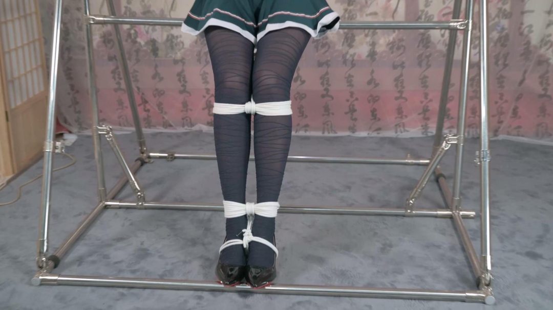 高挑妹子蹲姿和坐姿直臂缚--丝袜、高跟、口球、爱抚、TK、电击-8