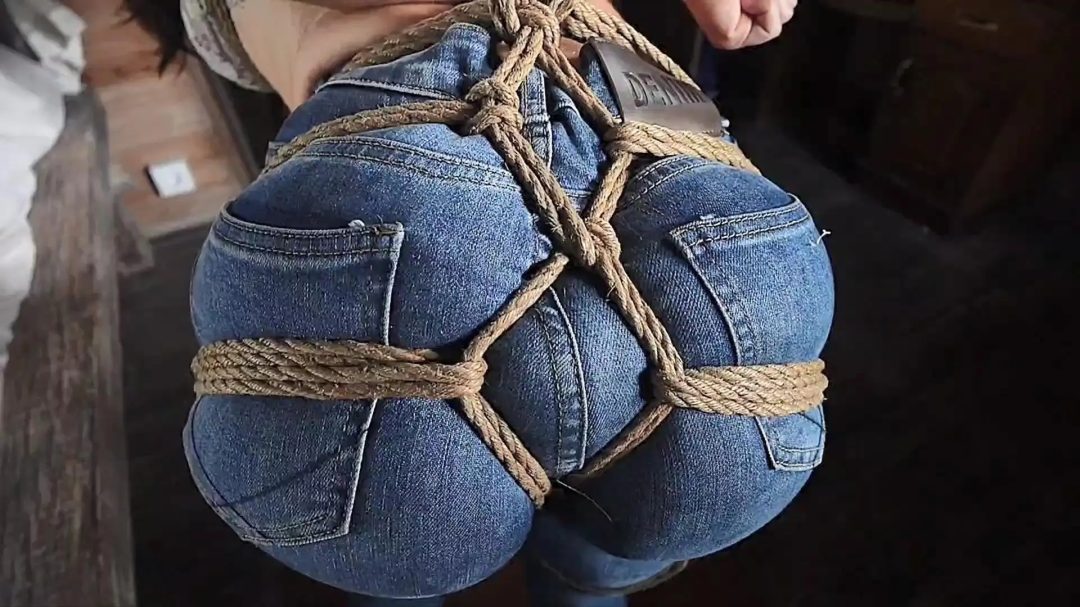Sexy jeans teasing and suspension for the girl in glasses-1 Sexy jeans teasing and suspension for the girl in glasses-1