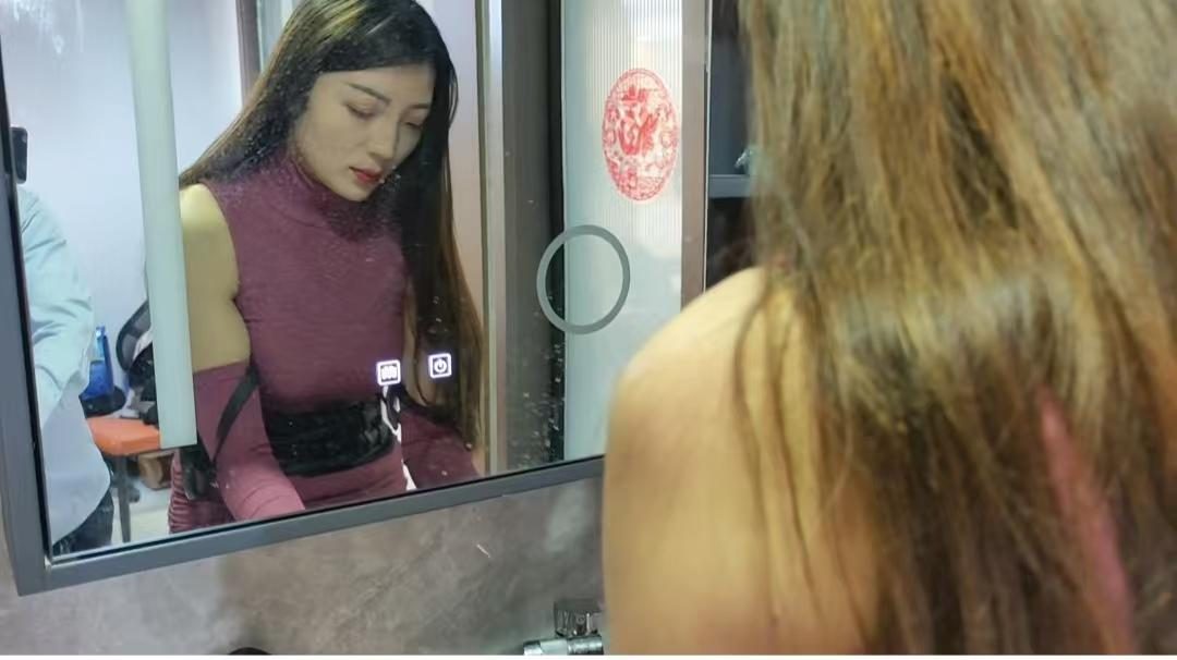 定拍佳佳带手铐脚铐打扫卫生-5