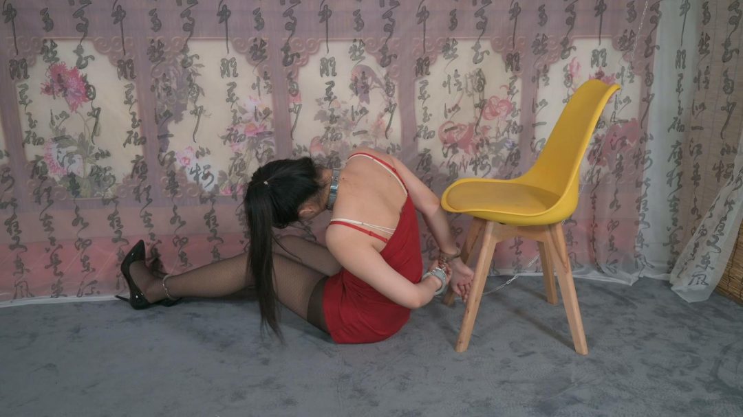 高挑妹子镣铐困境逃脱--黑丝、高跟、板铐行走、抚摸、脱困-12
