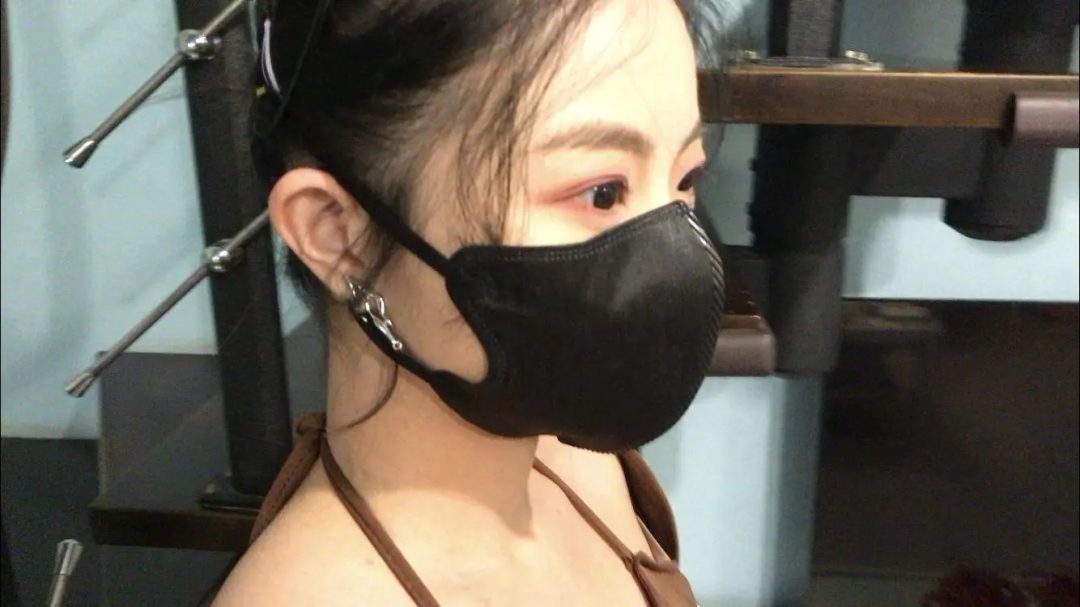 圆脸女生小幼试镜体验，是个舞蹈老师，羞耻分腿露出内裤，口球塞嘴，嘴巴比较小大口球撑得有点痛苦，柔韧性和配合度很高-1