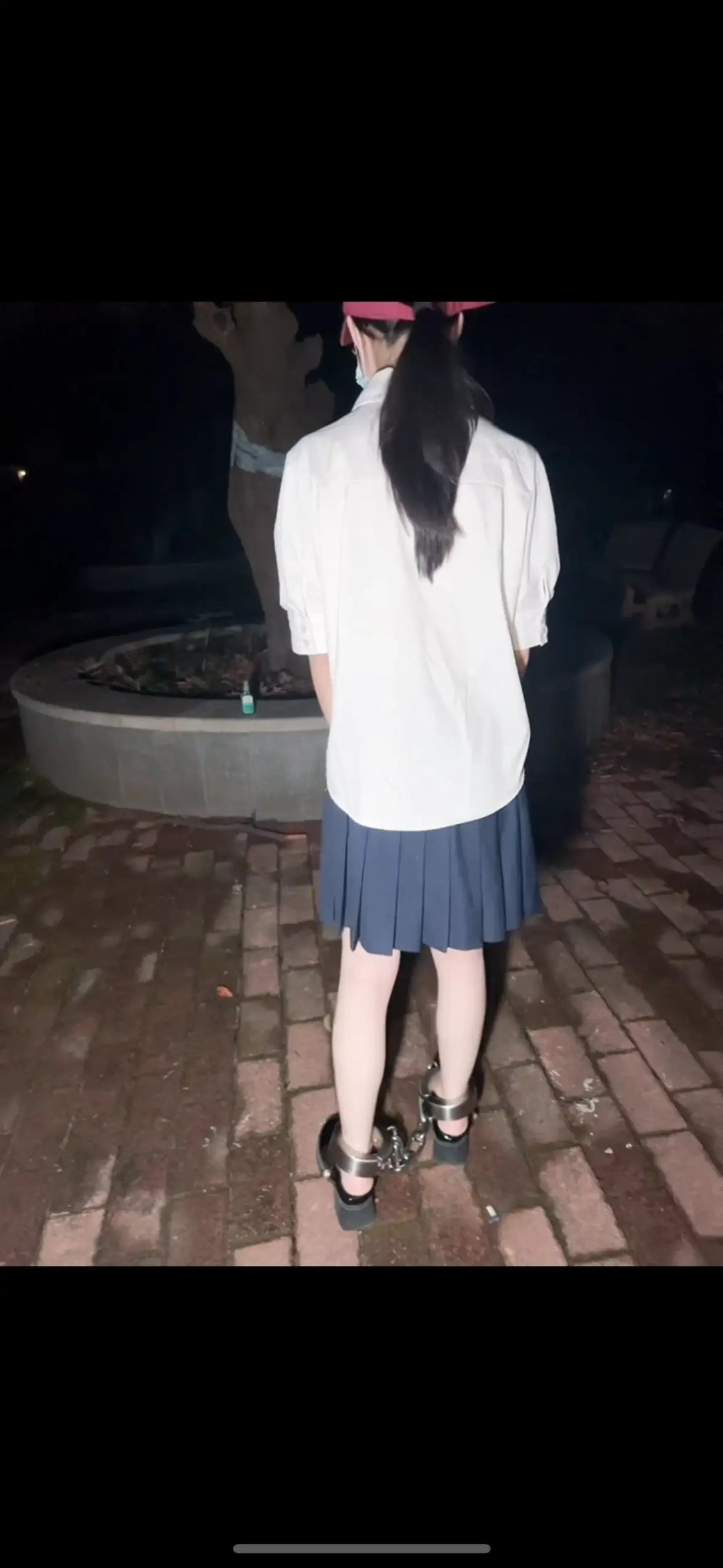 木枷与十斤重镣-严厉锁具下的女大学生-4