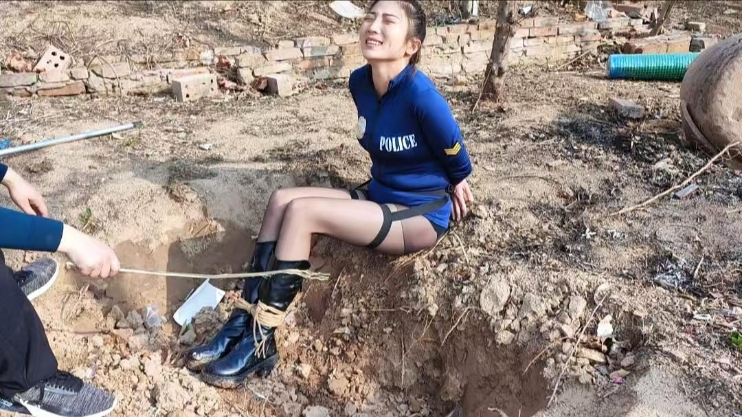 女特工被擒记-2