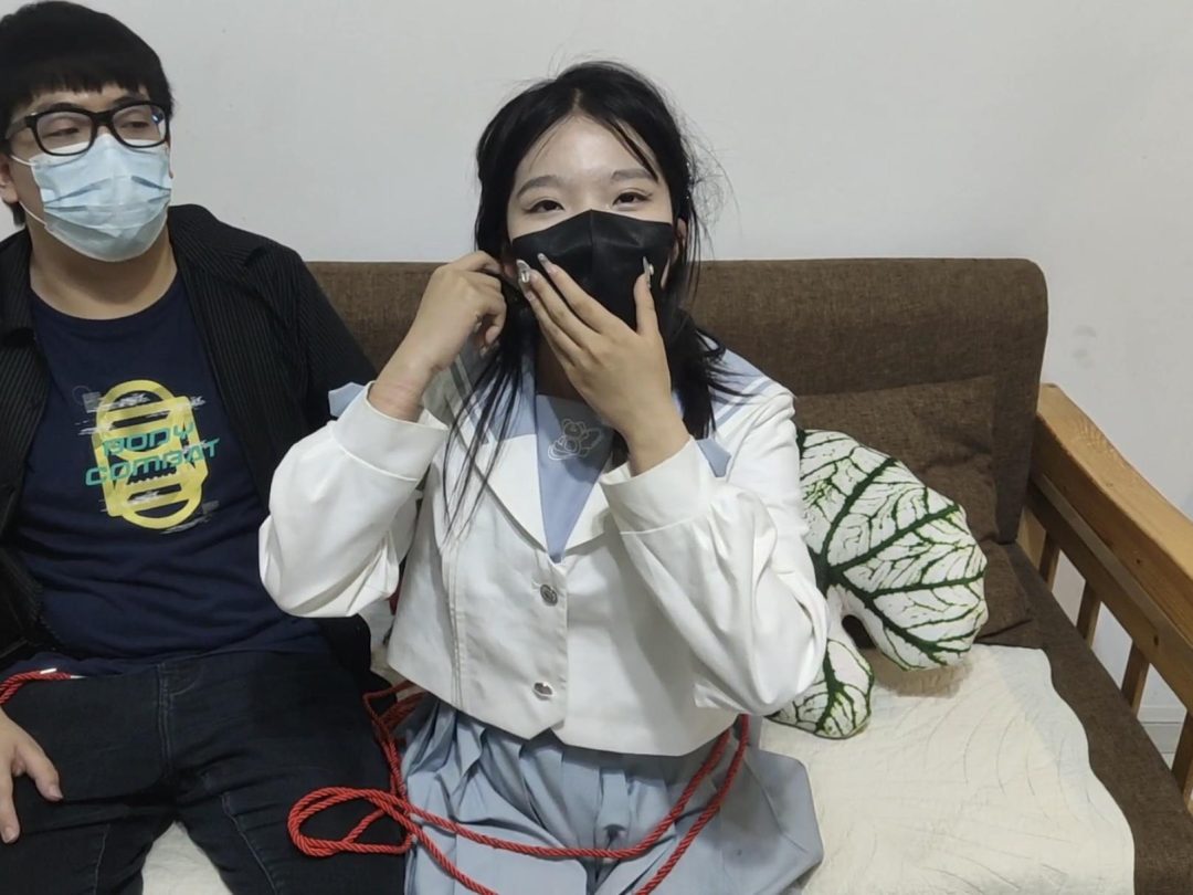【松子】18岁活泼小女生松子约绑初体验，小话痨，jk白丝马尾，单腿吊，口球太大露出小兔牙，被诱骗吃柠檬，引发大量粘稠口水，最后浑身疲软躺在我的腿上-4