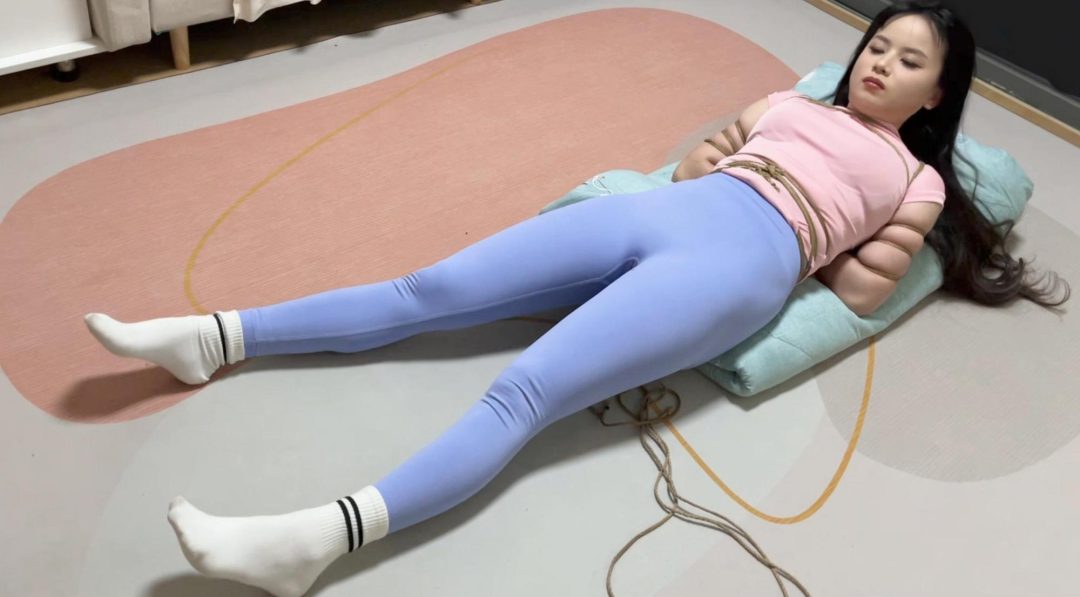 瑜伽服配白袜绳艺束缚的正确打开方式-2