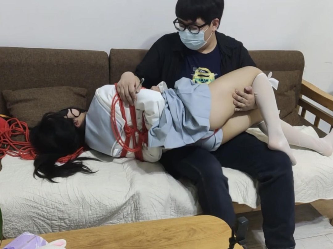 【松子】【旋转观看】和18岁小女生松子的进一步接触，解开她的衣扣试试手感，羞耻上位，挑动玩弄大腿内侧触摸她最敏感的部分，拍打屁股，强制吊脚激发欲望。-2