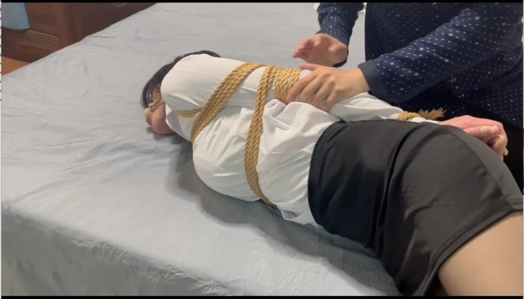 柳洋被入室捆绑 驷马 俯卧 堵嘴 口球 挣扎 直臂 口球 捆绑-10