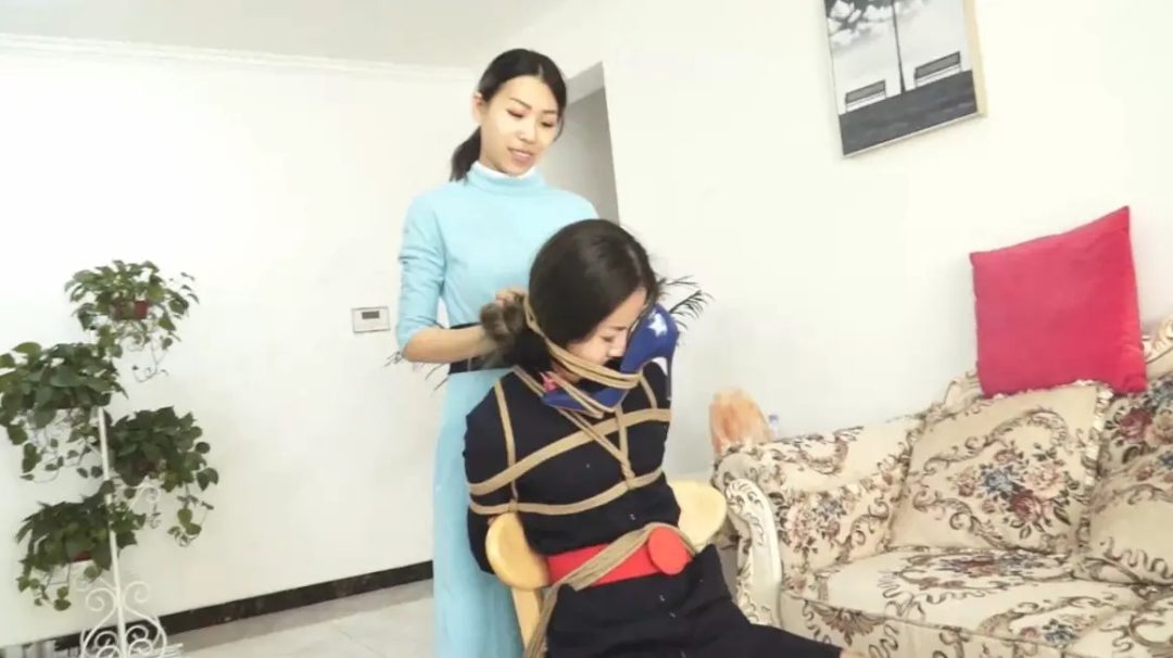 [空姐的战争 - 上] 女女、美腿、堵嘴、调教、空姐、黑丝-14