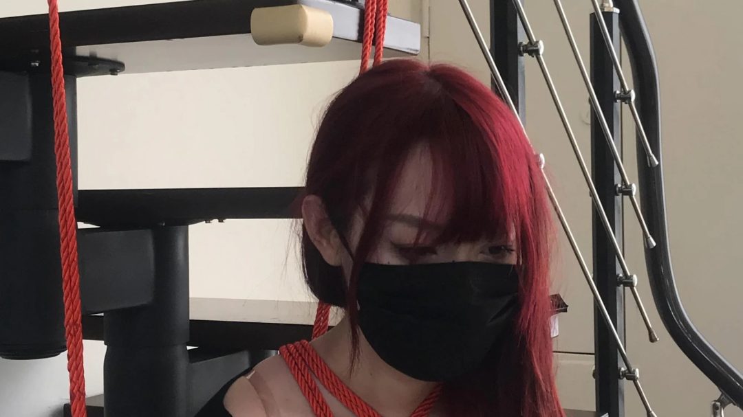 红发女神小粥试镜，173cm身材，柔韧度很高，单腿吊，第一次就尝试5cm大号口球，靠近能明显听到口水呼噜的声音-1
