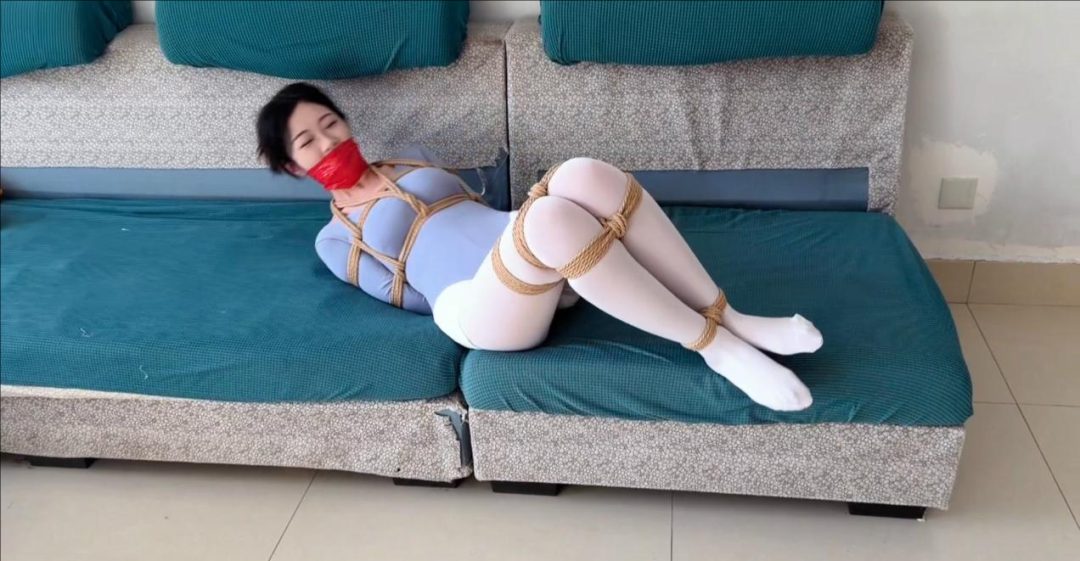 【肤白貌美大长腿舞蹈生三连缚】【慧慧】被坏人捆绑放置挣扎 原味丝袜堵嘴➕胶带封嘴➕丝袜封口鼻➕m跪姿绑-1