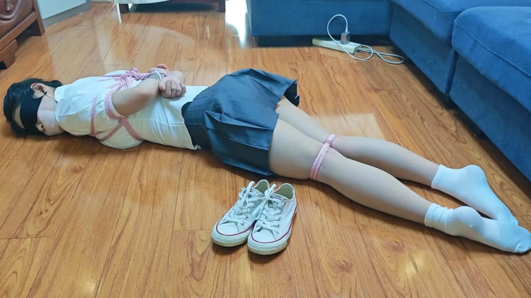 【墨色】思思jk帆布鞋白袜昏迷捆绑放置 大量白袜，脚底，帆布鞋特写-1