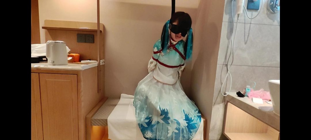 【牧诗原创】霄酱西施诗语江南cos过膝白丝，捆绑过程+衣柜上蜷缩振动展示白丝，然后跪在上面嘴里叼着裙角，每次掉下来都要受到处罚-3