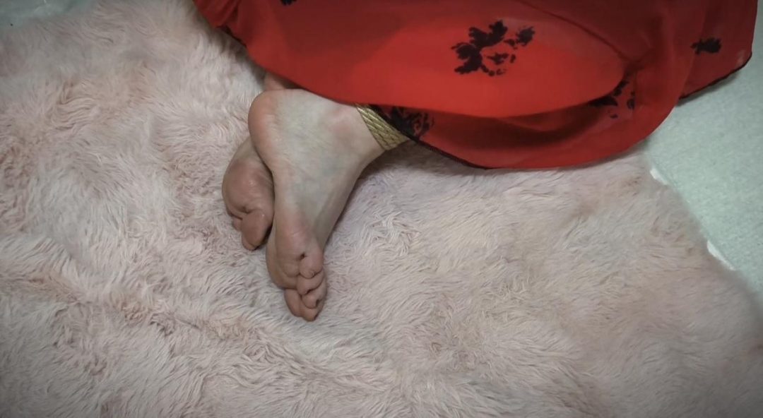 入室捆绑 与歹徒斗智斗勇失败 被歹徒蹂躏 极品香肩 玉足 呜呜呻吟声惹人怜爱~-6