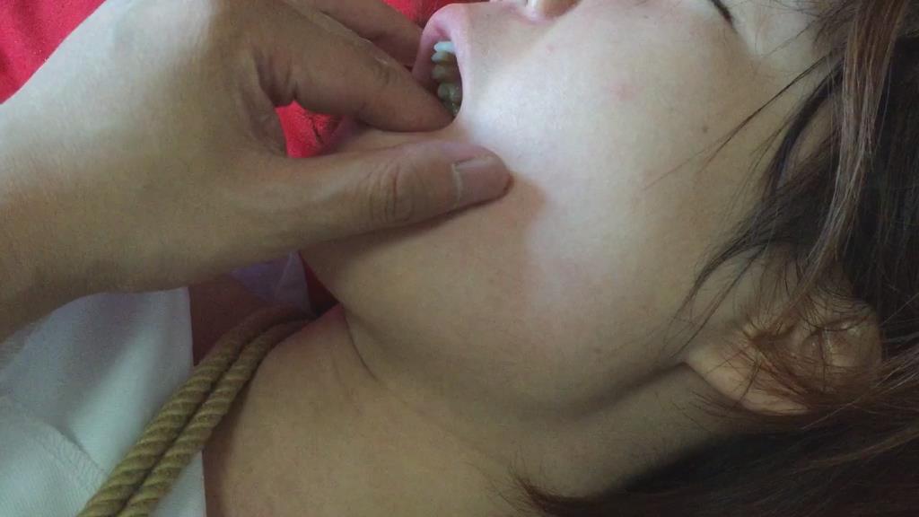 怀旧果果白色小护士 玩嘴巴 嘿嘿-8