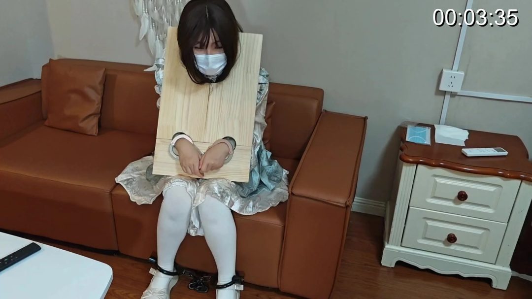 被逮捕的女大学生,镣铐木枷死镣逼供-2 被逮捕的女大学生,镣铐木枷死镣逼供-2
