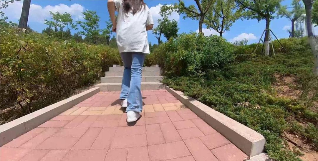 尾随美女跑步后劫持TK折磨--情景小剧、运动鞋、棉袜、铁架固定、美足-1