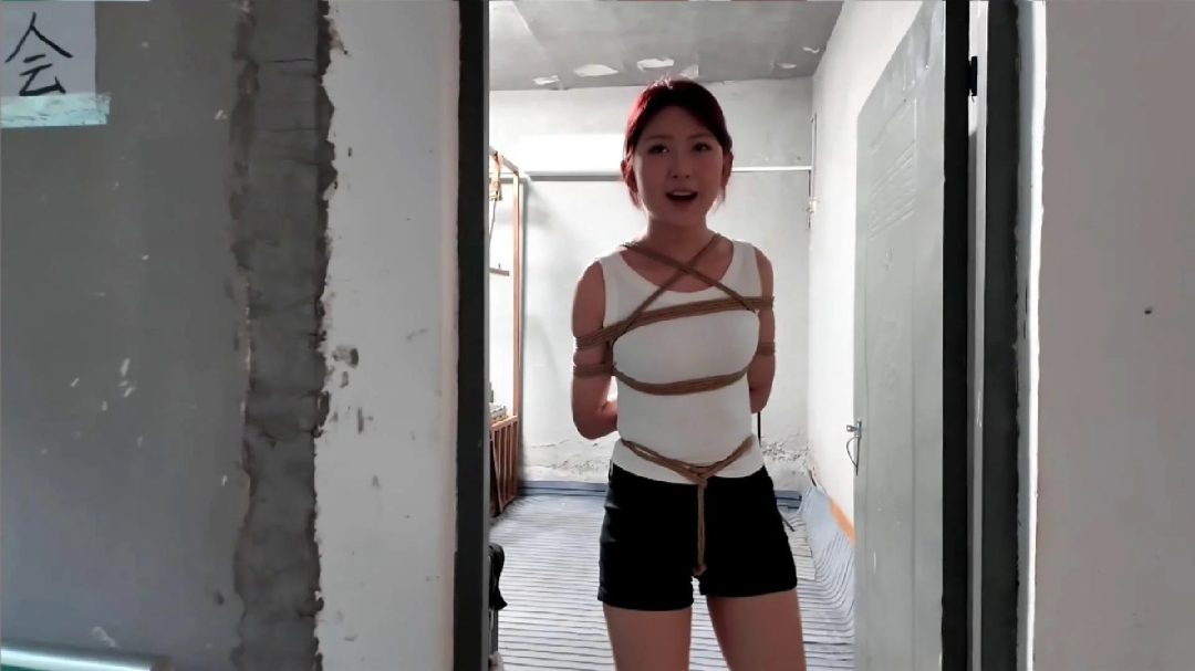 李大侠原创 幻想的一天之晓琴 捆绑镣铐参观户外小院&老虎凳紧缚口水地狱 口塞堵嘴+滴蜡TK虐足-6
