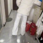 戴脚铐夜行的女孩-匡威帆布鞋和不断收紧的脚铐