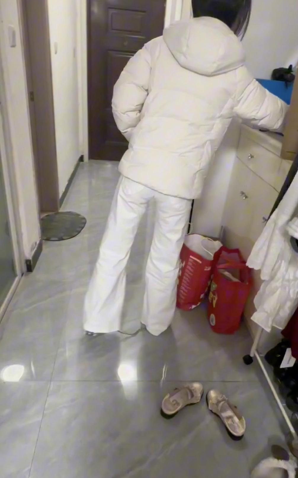 戴脚铐夜行的女孩-匡威帆布鞋和不断收紧的脚铐-2