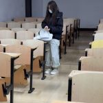 在校大二女生教室玩脚镣-戴镣在校园走路