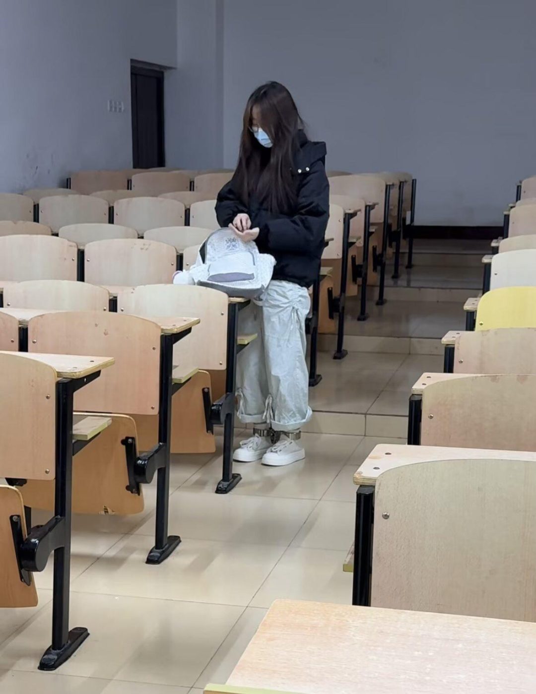 在校大二女生教室玩脚镣-戴镣在校园走路-1