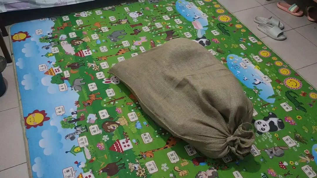 麻袋装人系列，高挑长腿女孩被装进麻袋-5