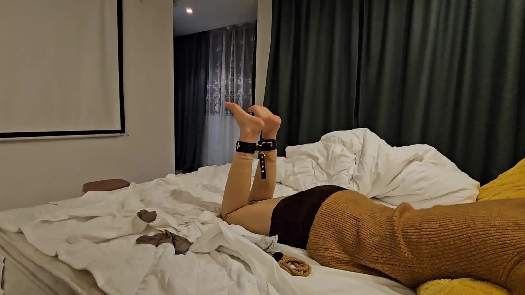 模特被绑住脚踝挠腰 丝足 脚铐 TK 挠腰-2
