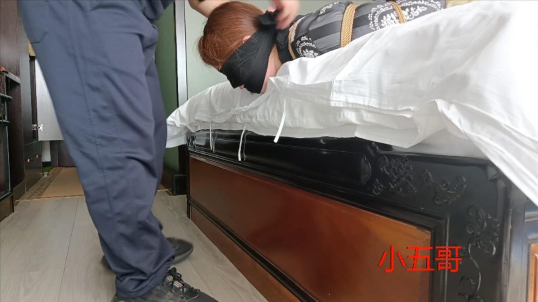 小姐姐被安排到酒店后的捆绑堵嘴-3